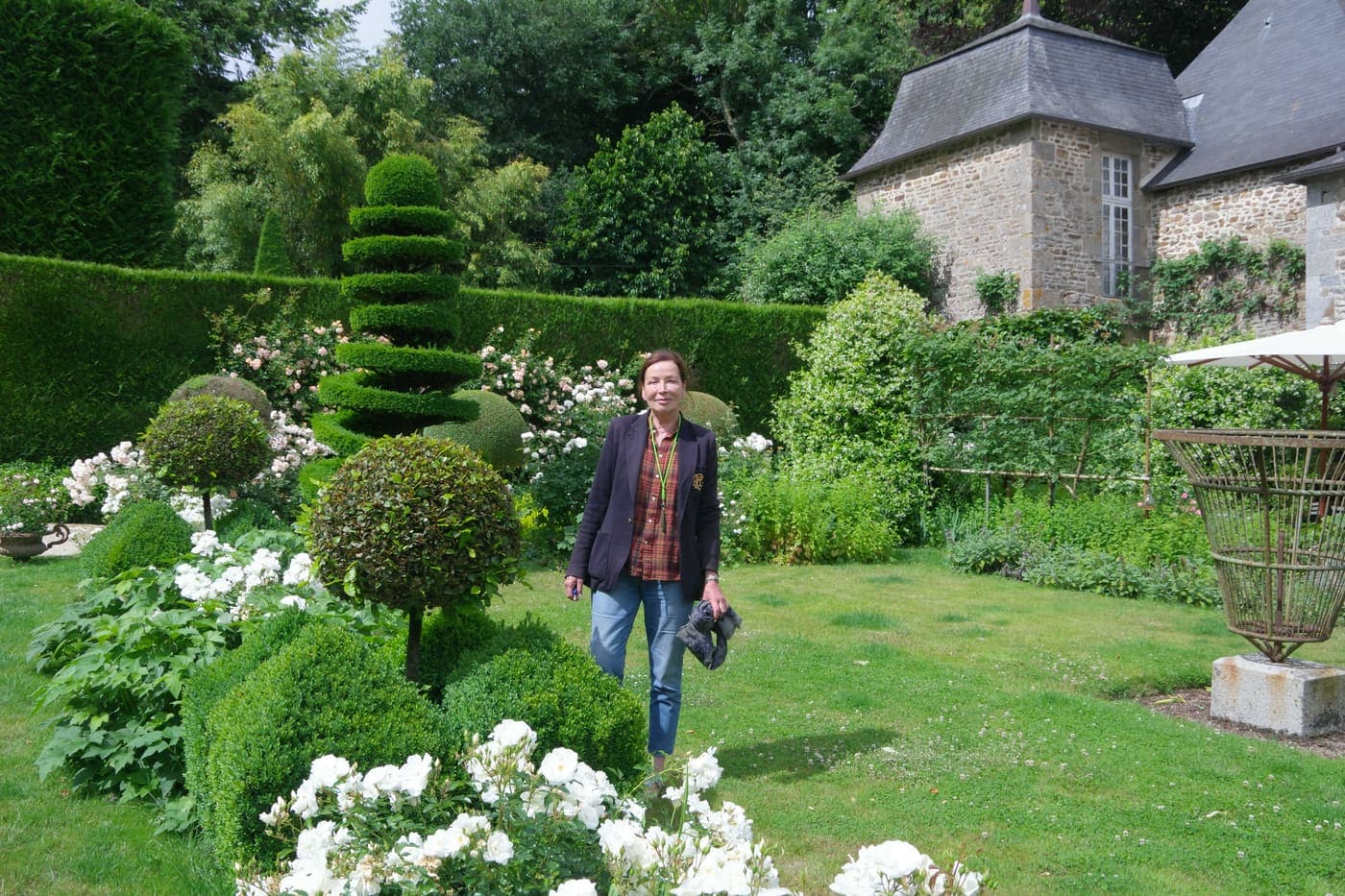 Une Gardienne du réseau CCVS dans son jardin de topiaires