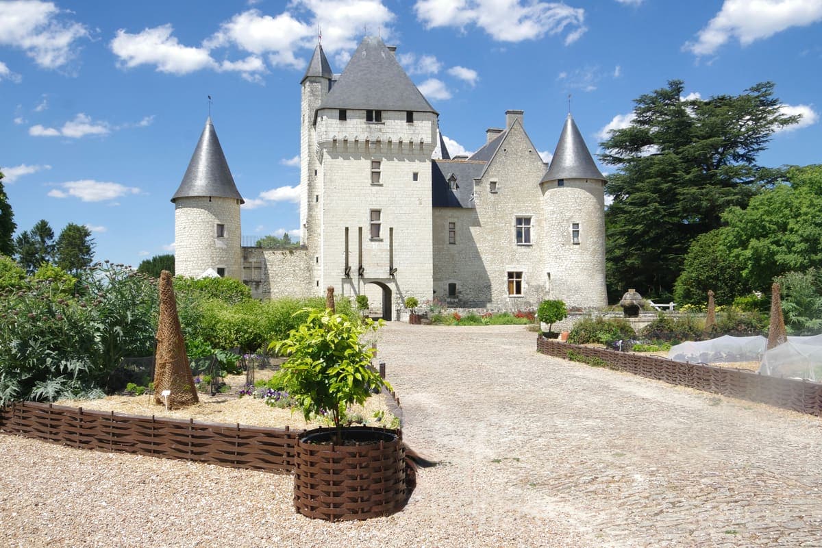 L'allée du Jardin du Rivau, l'un des jardins liés au réseau des Gardiens